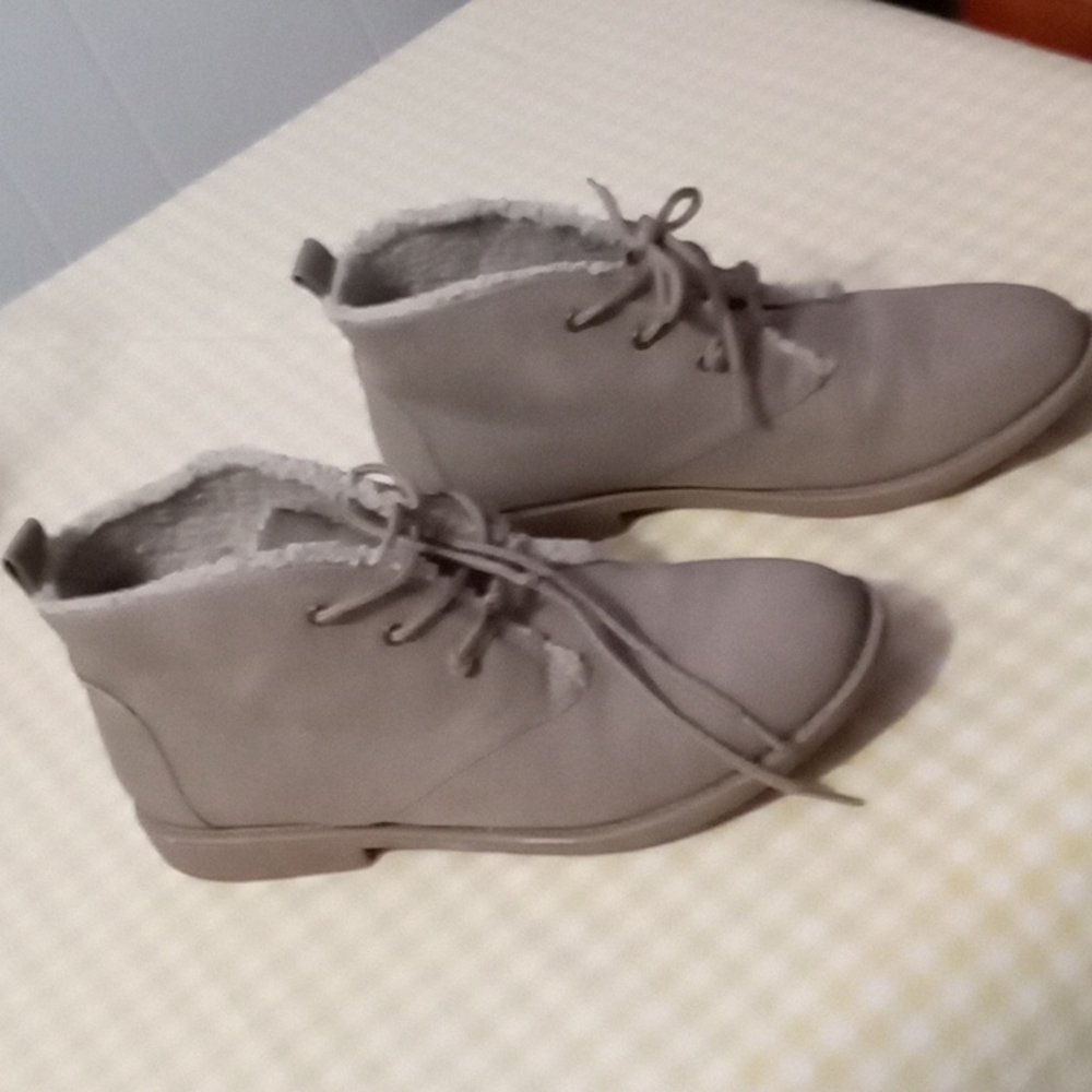 💀 Reasonable offers accepted 😉.  Joe Boxer boots